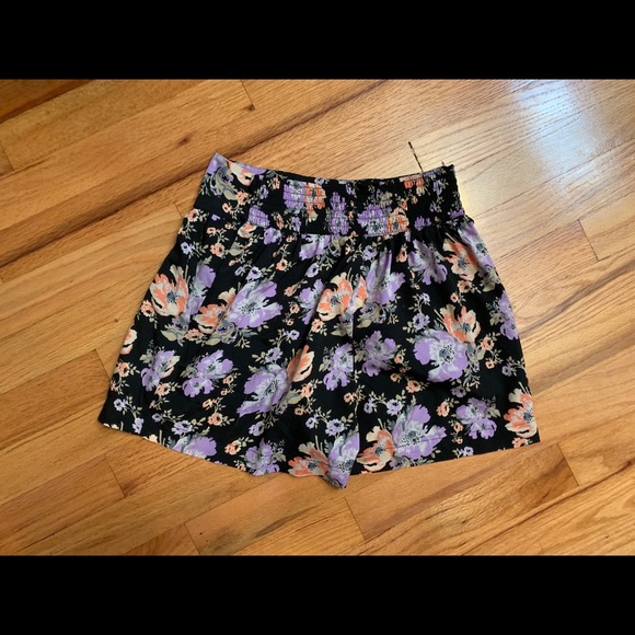 URBAN OUTFITTERS Floral Shorts size small - Picture 4 of 4